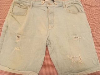 Pantalón vaquero corto moderno desgastado