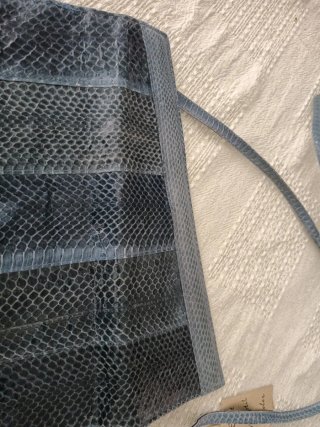 Bolso de piel de serpiente azul
