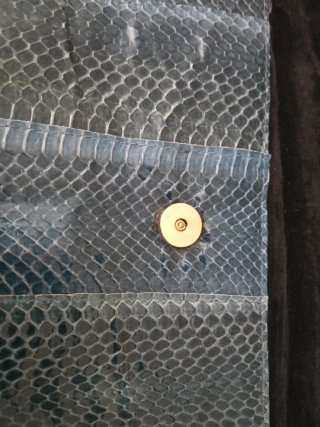 Bolso de piel de serpiente azul