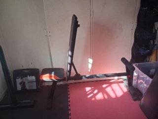 Banco de pesas y accesorios gimnasio