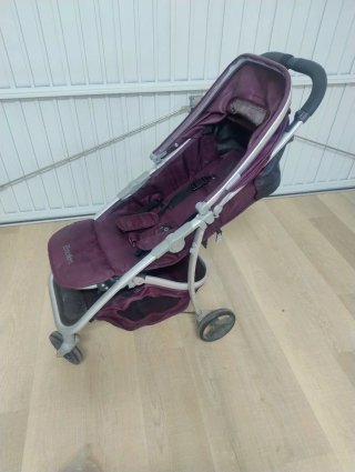 Silla de paseo plegable Babyhome con accesorios.
