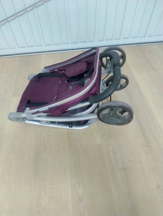 Silla de paseo plegable Babyhome con accesorios.