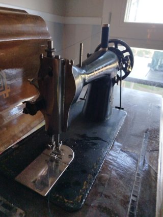 Máquina de coser Alfa antigua