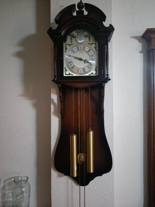 Reloj de pared antiguo de madera