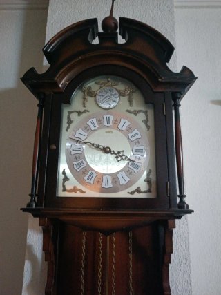 Reloj de pared antiguo de madera