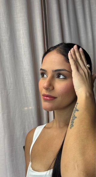 Se realizan maquillajes