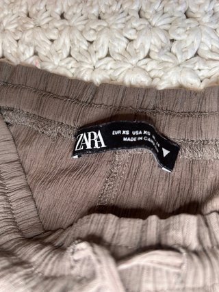 Pantalón Zara Lino verde oliva , muy oscuro,