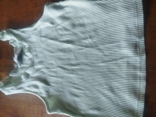Camiseta verde de canalé con encaje