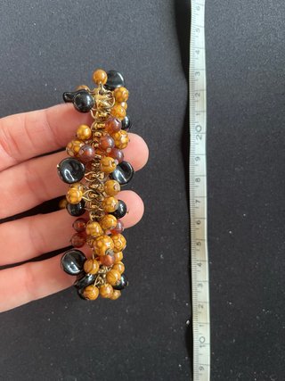 Pulsera de cuentas doradas y negras
