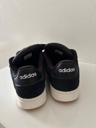 Zapatillas Adidas Negras y Blancas