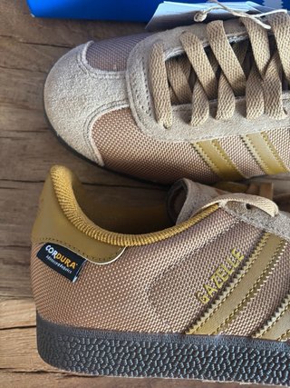 Adidas Gazelle Marrón y Dorado