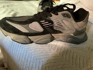 New Balance 9060 Negro/Gris