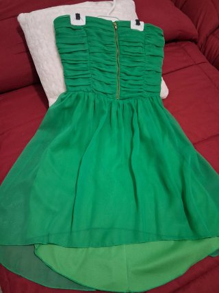 Vestido verde sin tirantes, forrado. Muy fino.