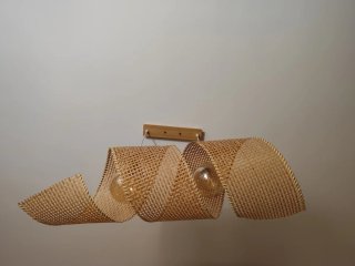 Lámpara de techo de rafia y madera