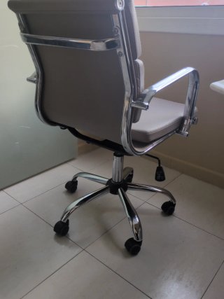 Silla de oficina giratoria con ruedas