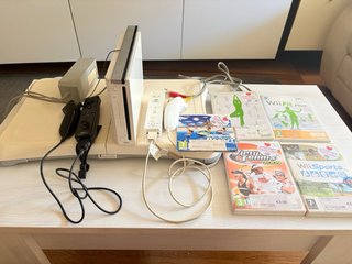Pack Nintendo Wii + Wii Fit + 2 Mandos + 5 Juegos
