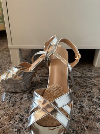 Tacones dorados/plateados