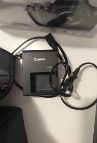 Canon EOS 2000D + Lentes 18-55mm y 50mm