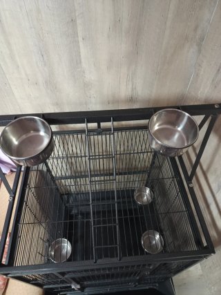 Jaula para loros negra.  En perfecto estado.