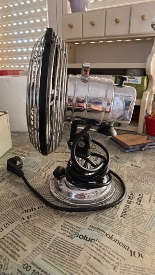 Ventilador cromado estilo retro