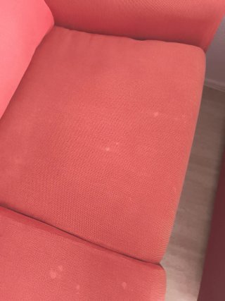 Sofá rosa de tela