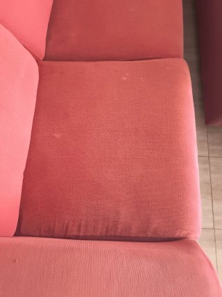 Sofá rosa de tela