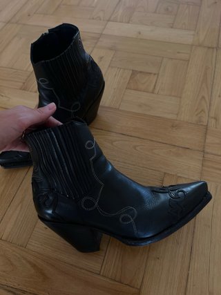Botines cowboy negros con bordado