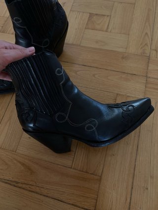 Botines cowboy negros con bordado