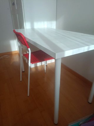 Escritorio blanco Ikea 120x60cm + silla Ikea roja