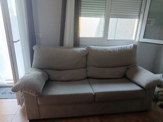 2 Sofás de tela beige y estructura de madera.