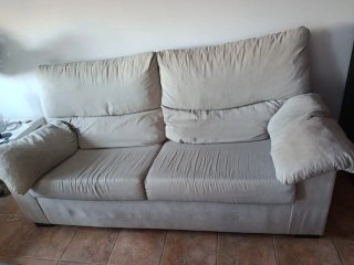 2 Sofás de tela beige y estructura de madera.