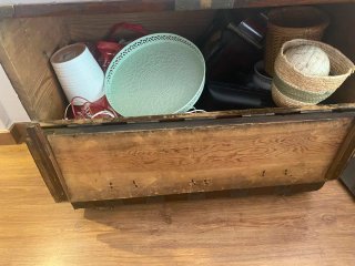 Baúl de madera con adornos metálicos