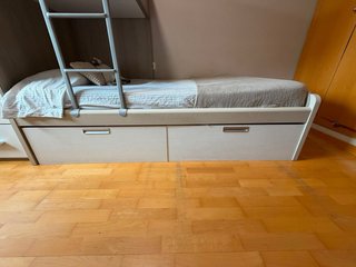 Habitación tren juvenil con armario y cajonera