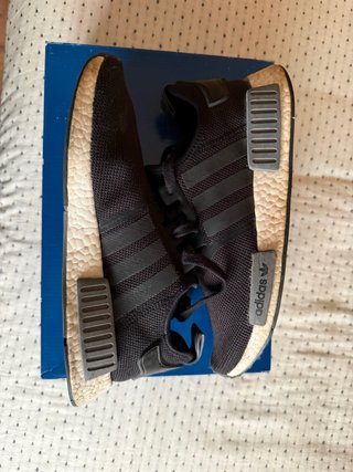 Zapatillas Adidas Negras y Beige