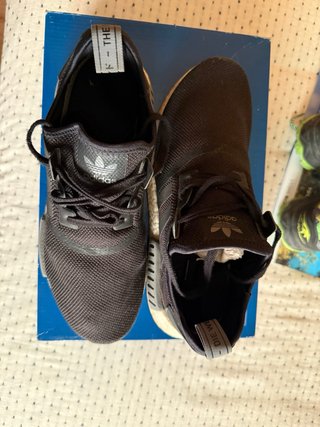 Zapatillas Adidas Negras y Beige
