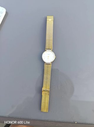 Reloj dorado de pulsera