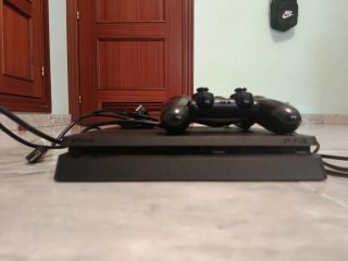 Consola PS4 + 2 Mandos (opcional no se incluyen)
