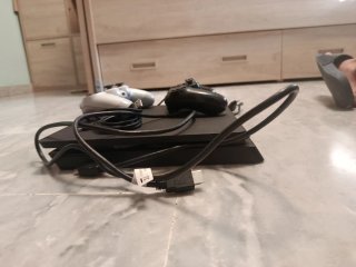Consola PS4 + 2 Mandos (opcional no se incluyen)