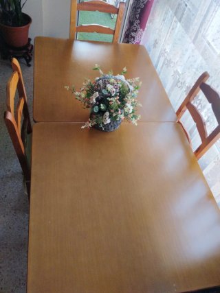 Mesa de comedor de madera