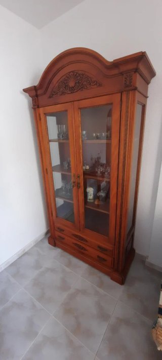 Mueble cristalera madera elegante