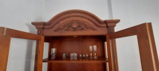 Mueble cristalera madera elegante