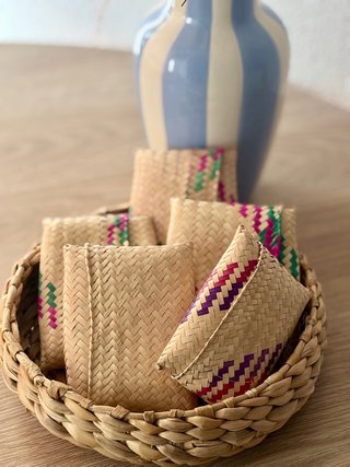Monederos y pompones bordados estilo mexicano