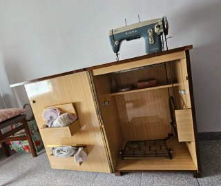 Máquina de coser Sigma con mueble
