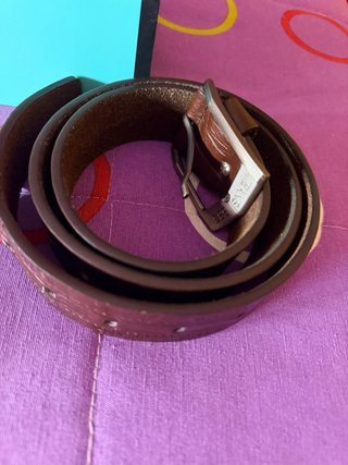 Cinturón de piel marrón con textura
