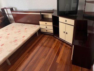 Mueble de dormitorio: cómoda y escritorio