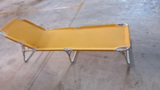 Tumbona plegable amarilla y blanca