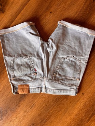Camicia rosa e shorts Levi's uomo
