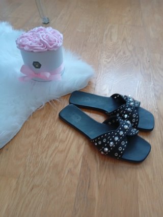Sandalias negras con tachuelas