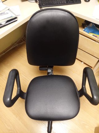 Silla de oficina con ruedas y altura regulable