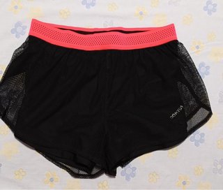 Shorts deportivos Domyos negro y rosa